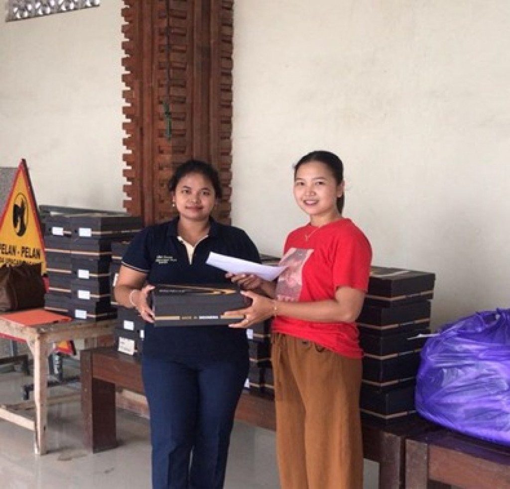 Pengiriman Pakaian dan Sepatu Lansia di Banjar Pegending Oleh BUM Desa Tri Manunggal Jaya Dalung
